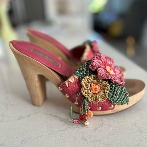 Vintage Betsey Johnson Floral Rafia Wood Heels Sz 7.5